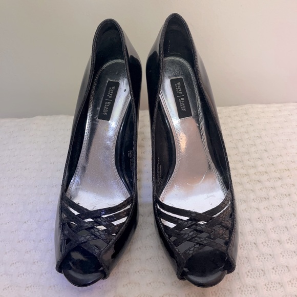White House / Black Market Black Pumps Size 7.5 - Picture 1 of 3